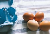 Eier mit Eierschachtel Eier mit Eierschachtel
